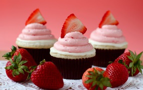 Три маффина с кремом и свежей клубникой