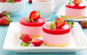 Два пирожных суфле с ягодами клубники