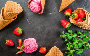 Вафельные рожки с клубничным мороженым и клубникой 