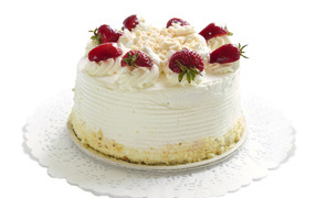 Белый торт мусс с клубникой на белой салфетке 