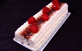 Белый торт с клубникой на черном фоне