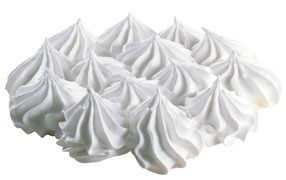 Белое воздушное безе на белом фоне