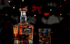 Бутылка виски Jack Daniels с рюмкой