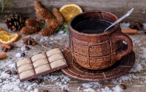 Чашка кофе на столе с шоколадом 