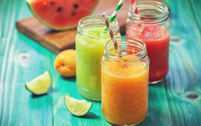 Аппетитное свежее ягодное смузи в баночках на столе