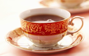Красивая чашка чая на блюдце 