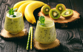 Коктейль с киви и бананами в стаканах на столе