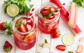 Drink from rhubarb, strawberry and lime