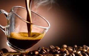 Горячий кофе наливают в стеклянную чашку