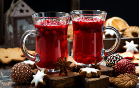 Hot cranberry drink on the table with biscuits