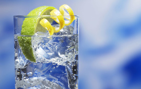 Лимонад в стакане со льдом и лаймом 