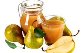 Грушевый сок со свежими грушами на белом фоне