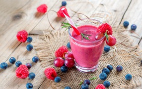 Smoothies with blueberries, raspberries and grapes