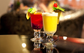 Два стакана с коктейлями на столе 