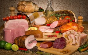 Аппетитные мясные продукты на столе 