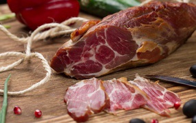 Аппетитный кусок мяса на разделочной доске 