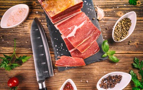 Аппетитный кусок мяса на столе со специями