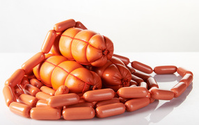 Свежие сосиски и колбаса на белом фоне