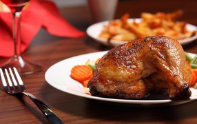 Жареные куриные окорочка на белой тарелке 