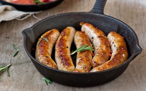 Жареные домашние колбаски на сковороде