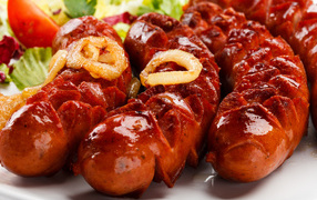 Жареные сосиски с кольцами лука