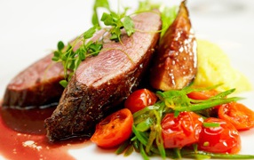 Сочное мясо с помидорами, соусом и зеленью