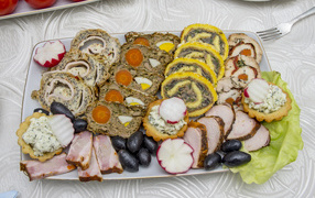 Мясные рулеты на тарелке с оливками 