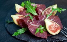 Руккола с мясом и кусочками инжира