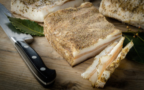 Сало с перцем и ножом на столе