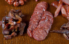 Колбаса и мясная нарезка на столе