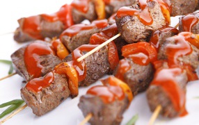 Шашлык на деревянных шпажках с соусом