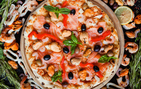 Аппетитная пицца с морепродуктами 