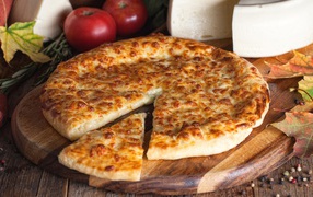 Пицца с сыром на разделочной доске
