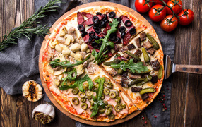 Pizza with olives, mushrooms, sausage and beef