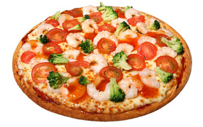 Пицца с помидорами и креветками на белом фоне