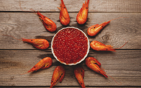 Вареные креветки на столе с красной икрой