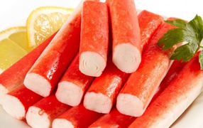 Крабовые палочки с лимоном крупным планом