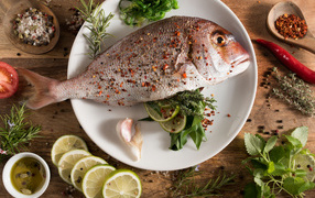 Рыба на тарелке со специями и лаймом