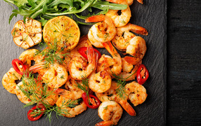 Grilled shrimps with garlic, lemon and red pepper