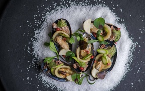 Мидии крупным планом на столе