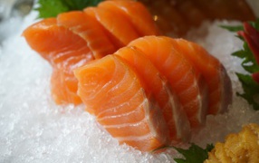 Кусочки красной рыбы лежат на льду