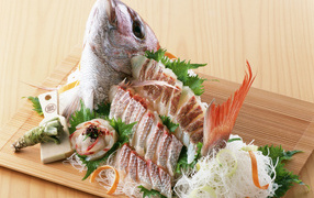 Нарезка из свежей рыбы на разделочной доске