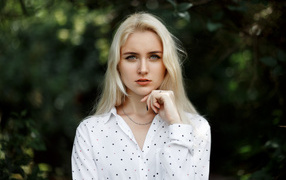 Настоящая нежная девушка блондинка в  рубашке