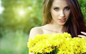Настоящая девушка с букетом желтых хризантем