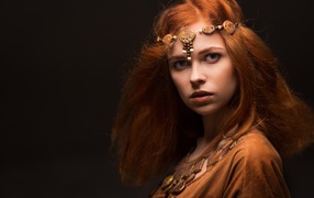 Настоящая рыжеволосая девушка с украшением на голове