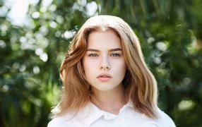 Нежная молодая девушка в белой рубашке