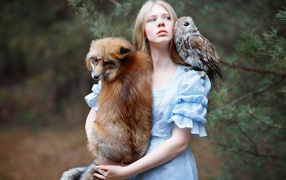 Молодая девушка с лисой и совой 