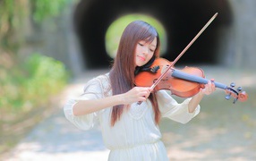 Девушка азиатка в белом платье со скрипкой в руках