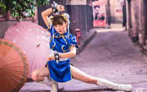 Спортивная девушка азиатка с зонтами