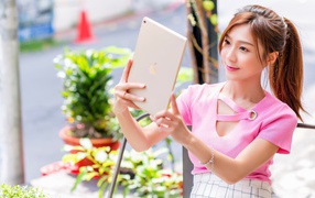 Красивая девушка азиатка делает селфи